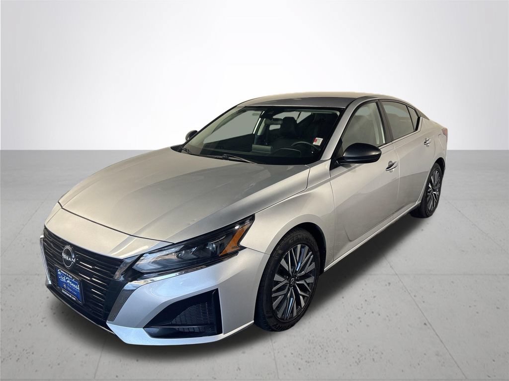 Used 2024 Nissan Altima 2.5 SV FWD image 2