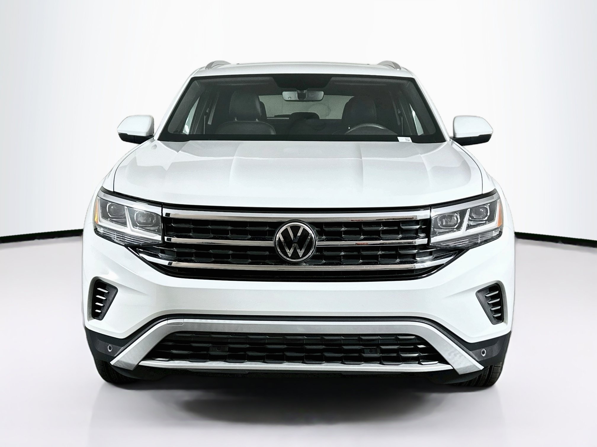 Used 2023 Volkswagen Atlas Cross Sport SE w/ Panoramic Sunroof Package FWD image 2
