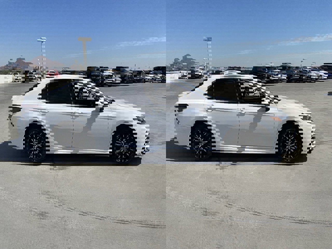 Used 2021 Toyota Camry SE image 3