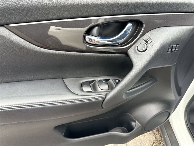 Used 2018 Nissan Rogue SV w/ Sun & Sound Touring Package image 8