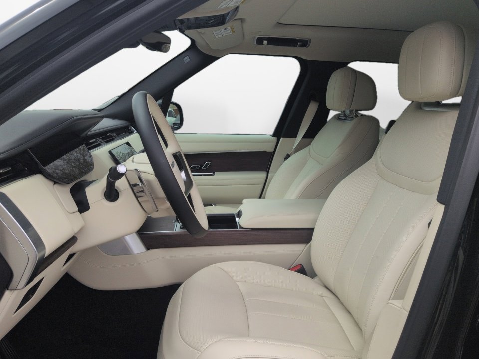 Certified 2025 Land Rover Range Rover SE image 9
