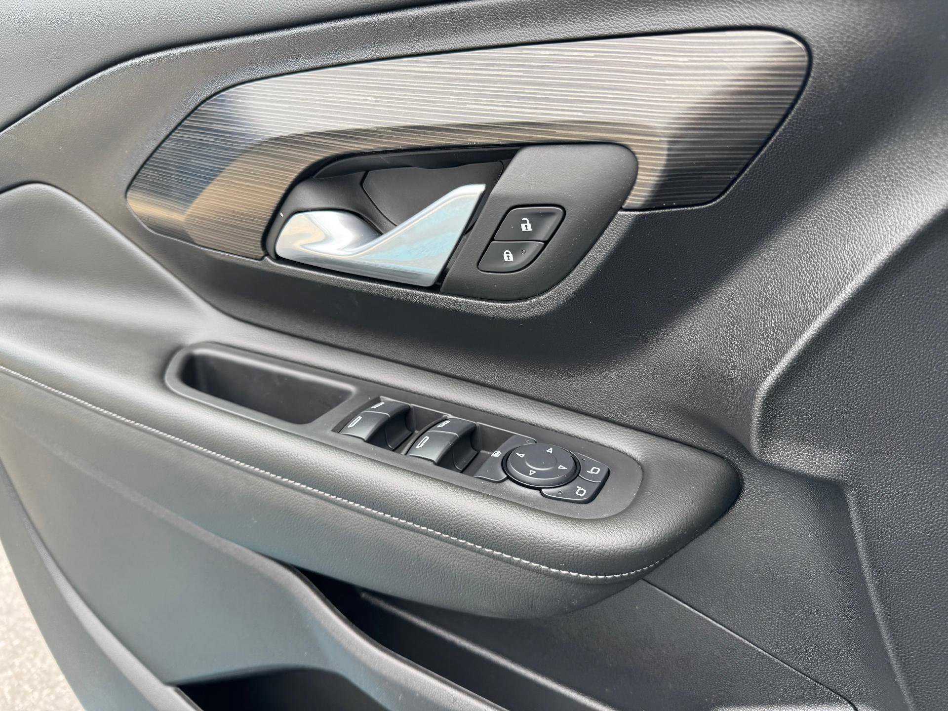 Used 2024 GMC Terrain SLE image 25