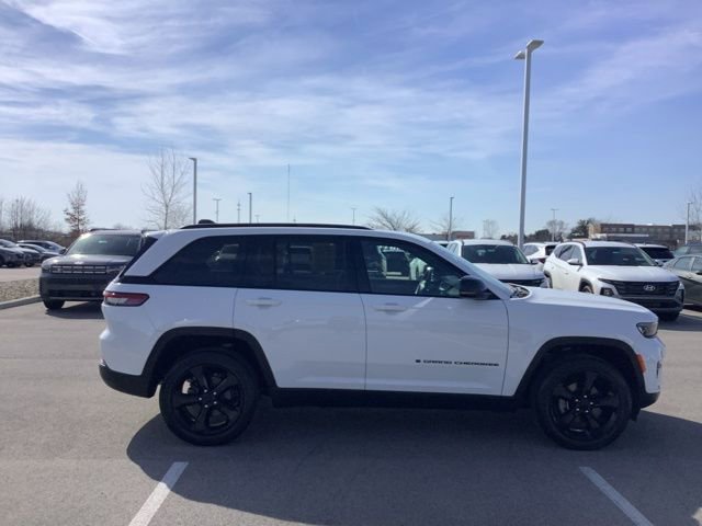 Used 2023 Jeep Grand Cherokee Altitude image 7