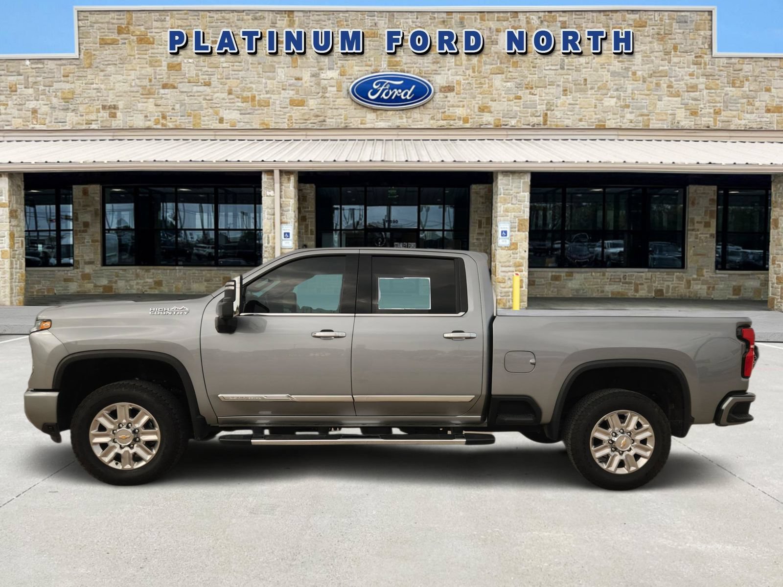 Used 2025 Chevrolet Silverado 2500 High Country w/ High Country Premium Package AWD/4WD image 3