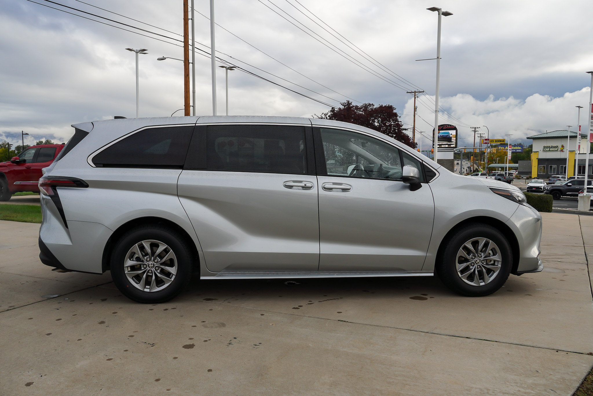 Certified 2025 Toyota Sienna LE AWD/4WD image 9