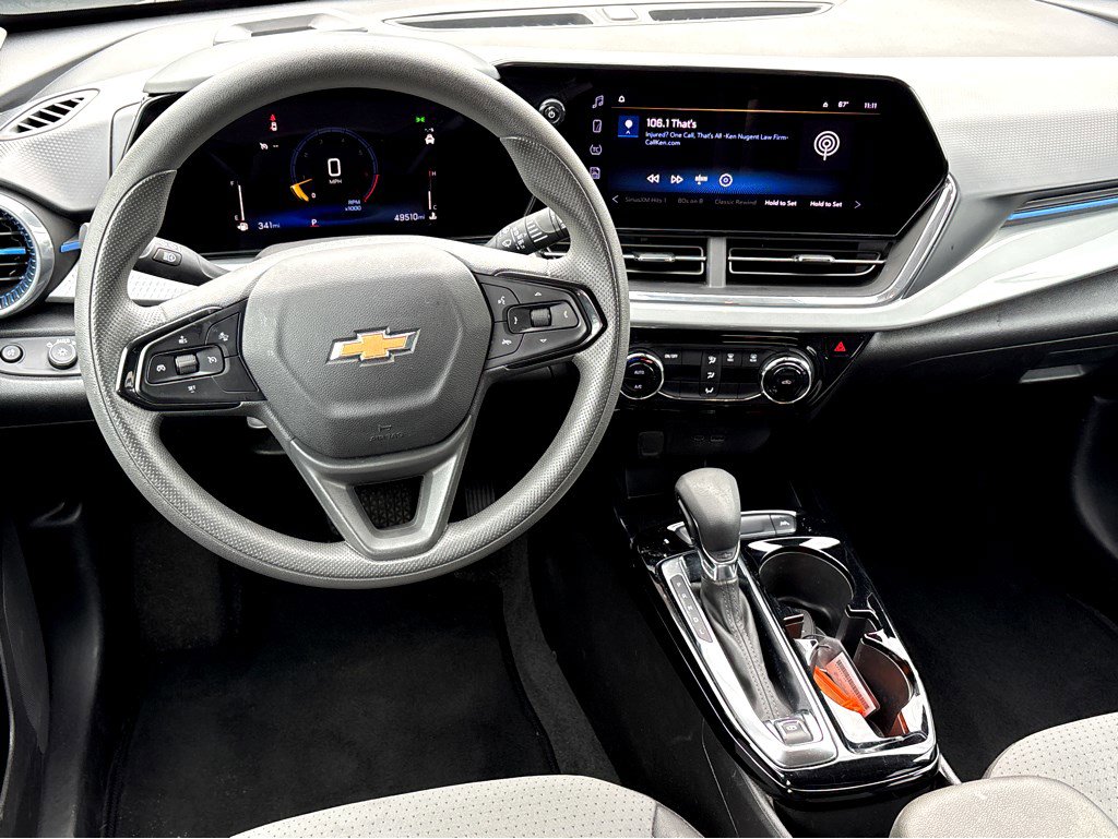 Used 2025 Chevrolet Trax LT FWD image 4
