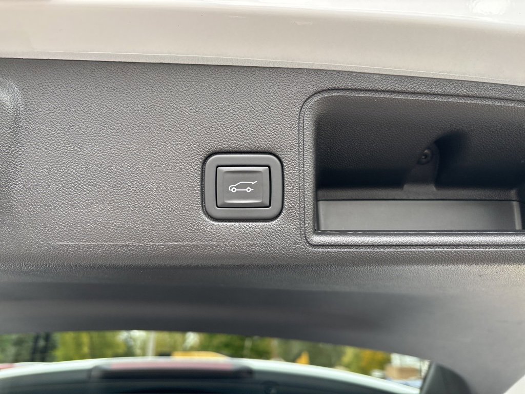 Used 2024 GMC Terrain SLT image 14