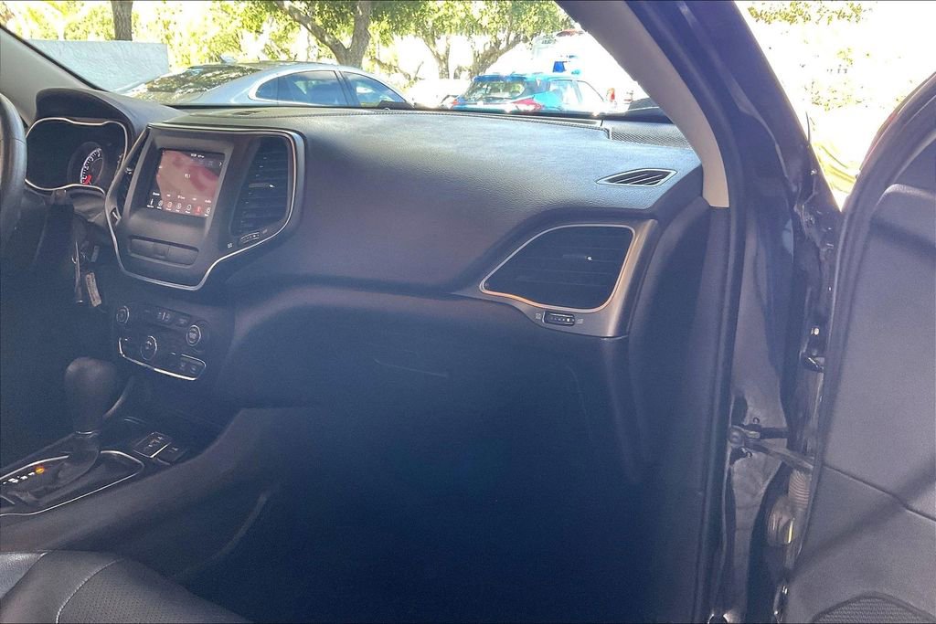 Used 2020 Jeep Cherokee Latitude FWD image 23