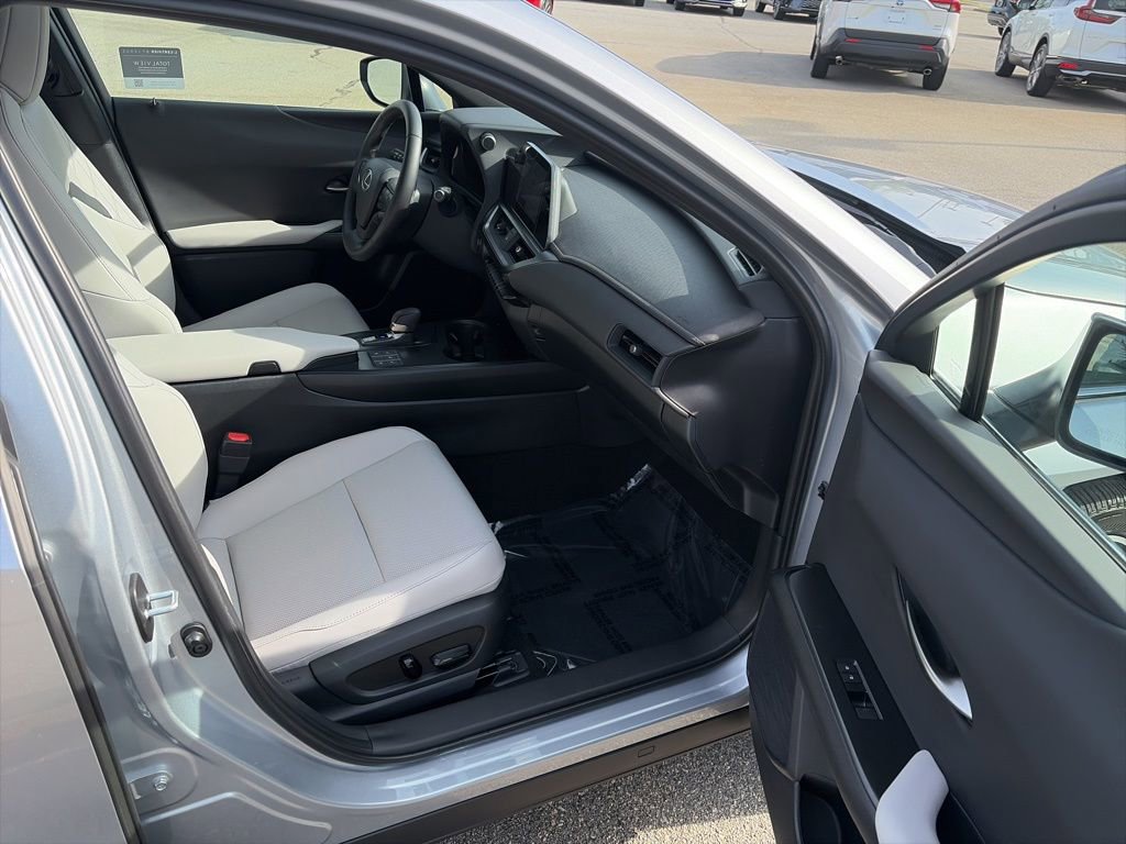 Certified 2025 Lexus UX 300h FWD w/ Accessory Package (Z2) image 17