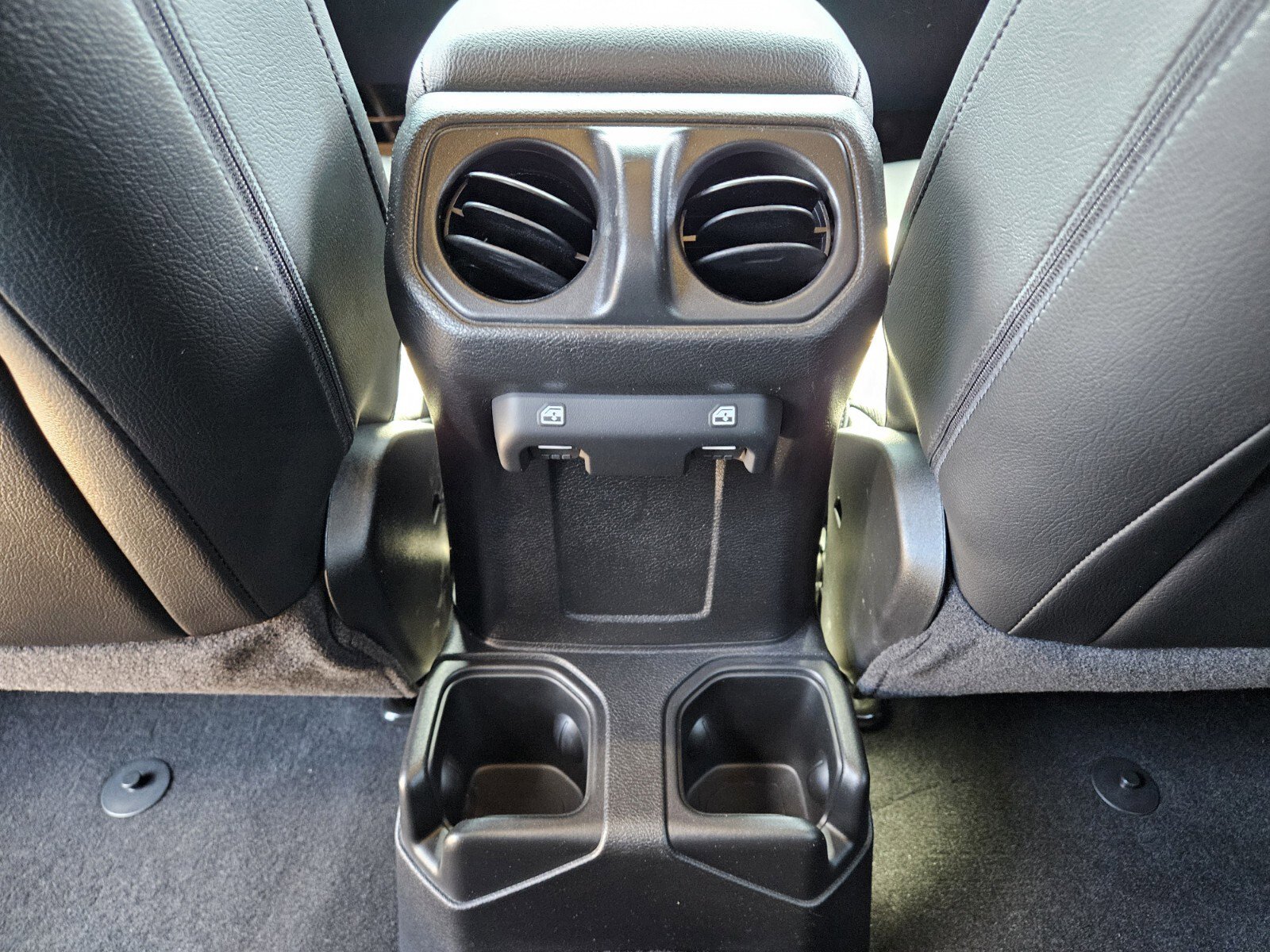 Used 2025 Jeep Wrangler Willys AWD/4WD image 11