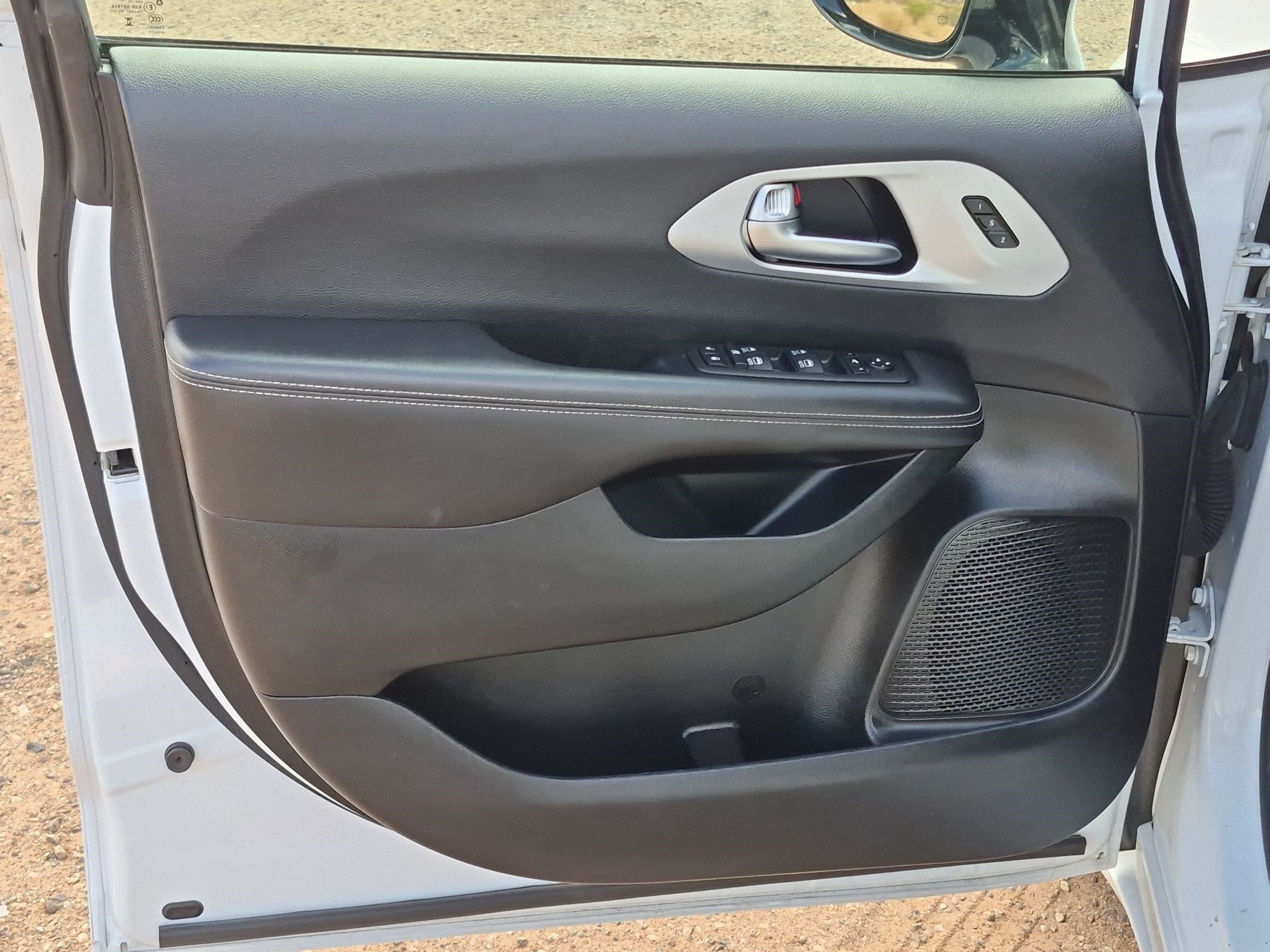 Used 2025 Chrysler Pacifica Limited FWD image 12