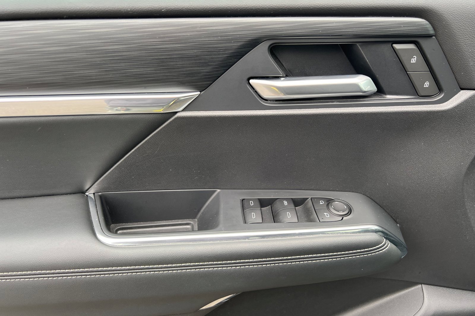 Used 2025 GMC Acadia Elevation image 8