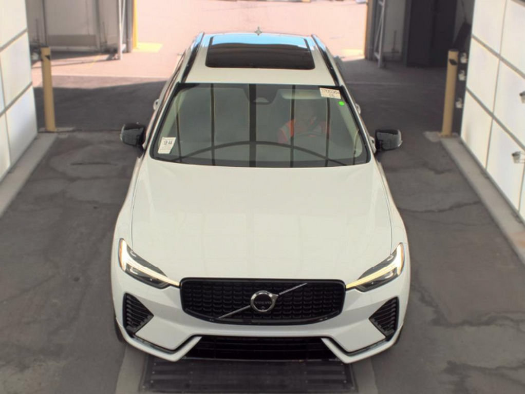 Used 2024 Volvo XC60 B5 Plus AWD/4WD image 3