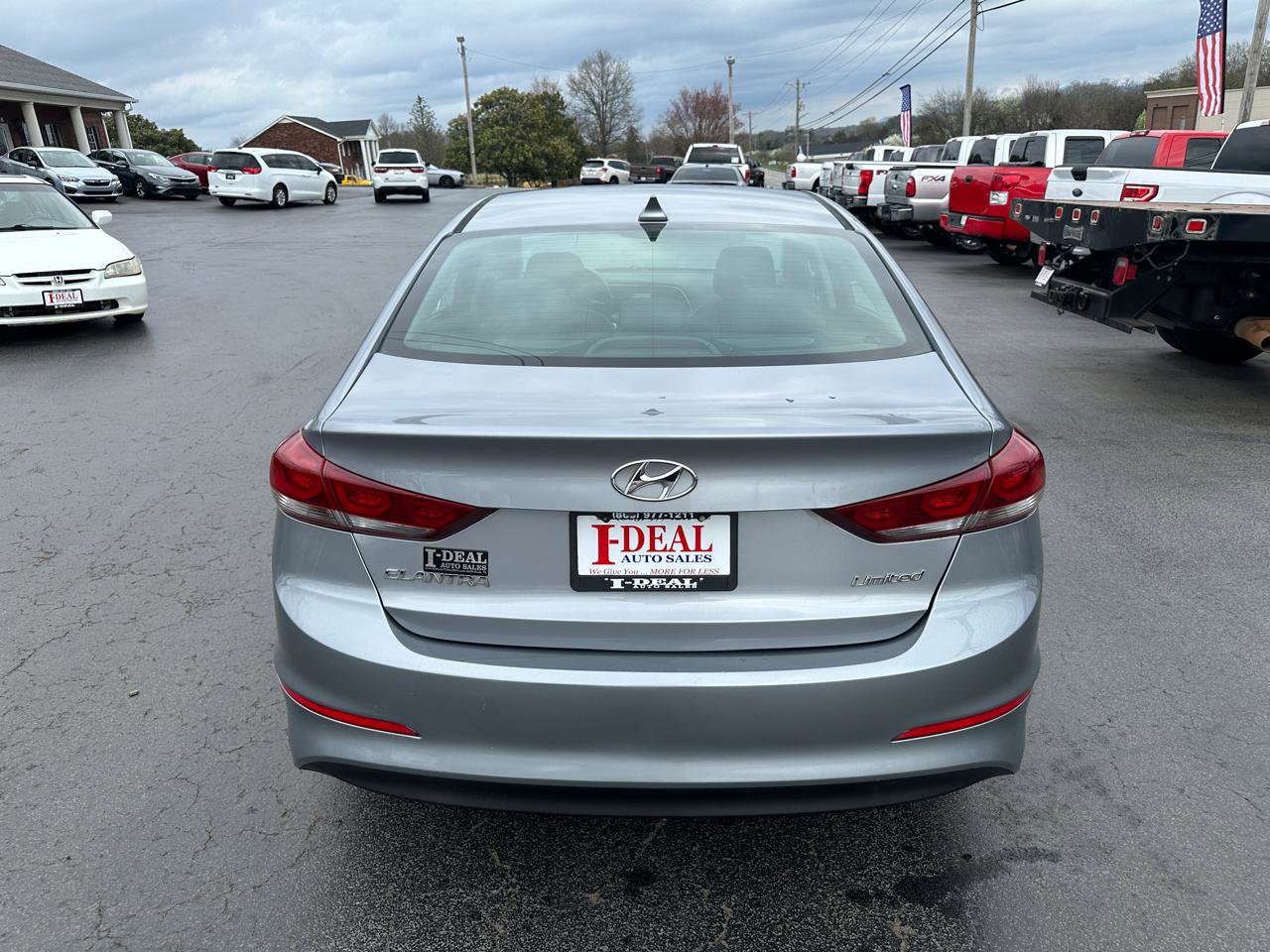 Used 2017 Hyundai Elantra Limited w/ Limited Tech Package 04 FWD image 3