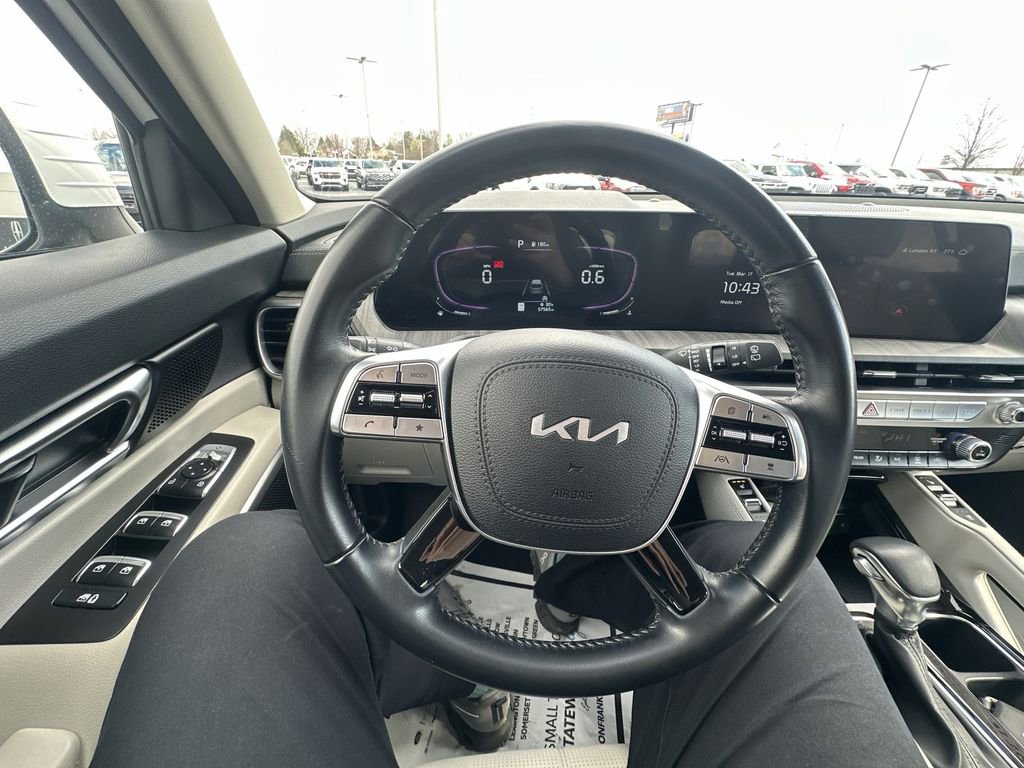 Used 2024 Kia Telluride EX w/ EX Captain's Chair Package image 20