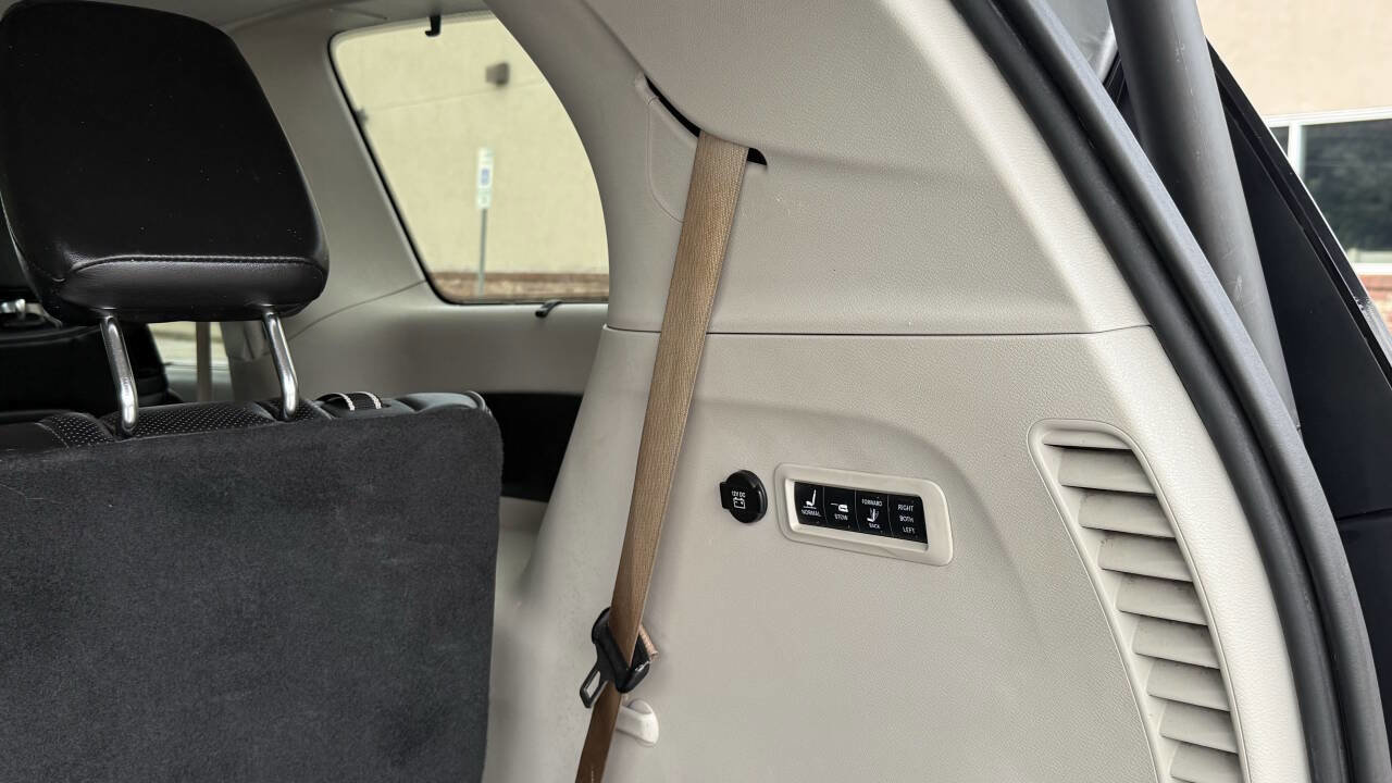 Used 2018 Chrysler Pacifica Limited image 7