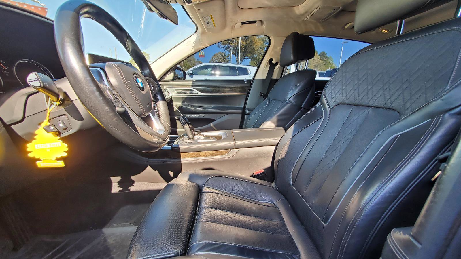 Used 2016 BMW 750i xDrive image 3