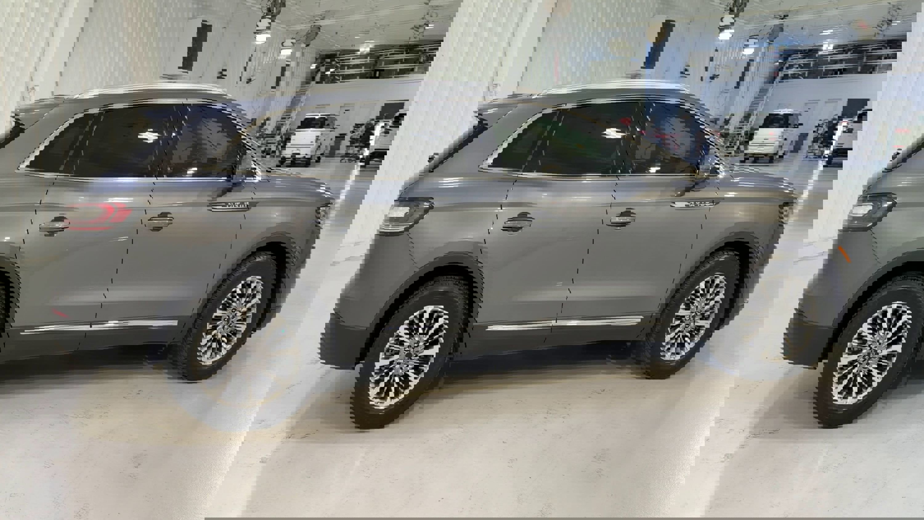 Used 2022 Lincoln Nautilus FWD w/ Premium Package image 2