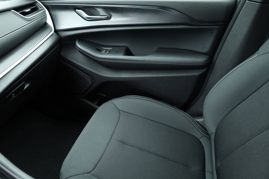 Used 2025 Jeep Grand Cherokee Laredo X w/ Trailer Tow Package image 8