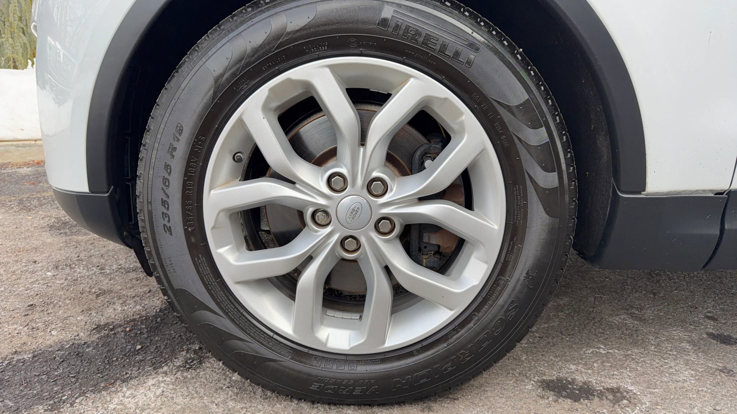 Used 2017 Land Rover Discovery SE image 9