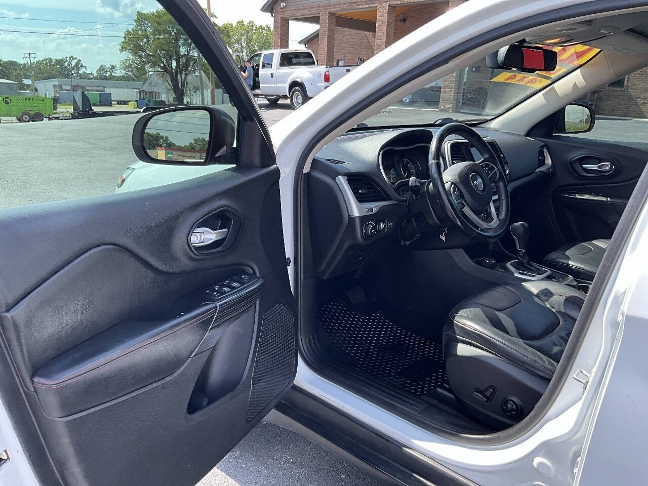 Used 2014 Jeep Cherokee Trailhawk w/ Comfort/Convenience Group AWD/4WD image 27