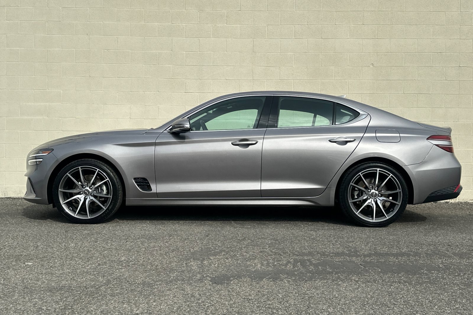Used 2023 Genesis G70 2.0T image 7