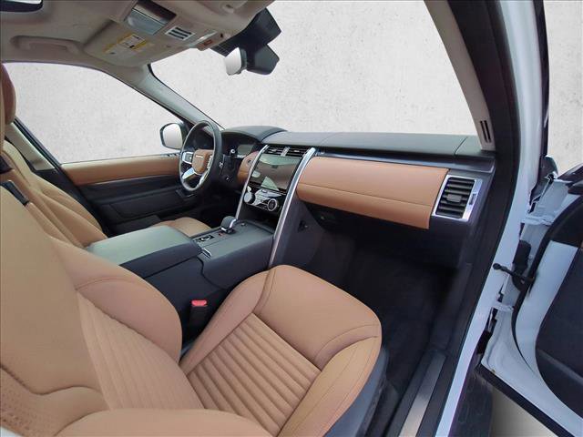 Used 2025 Land Rover Discovery Metropolitan Edition image 23