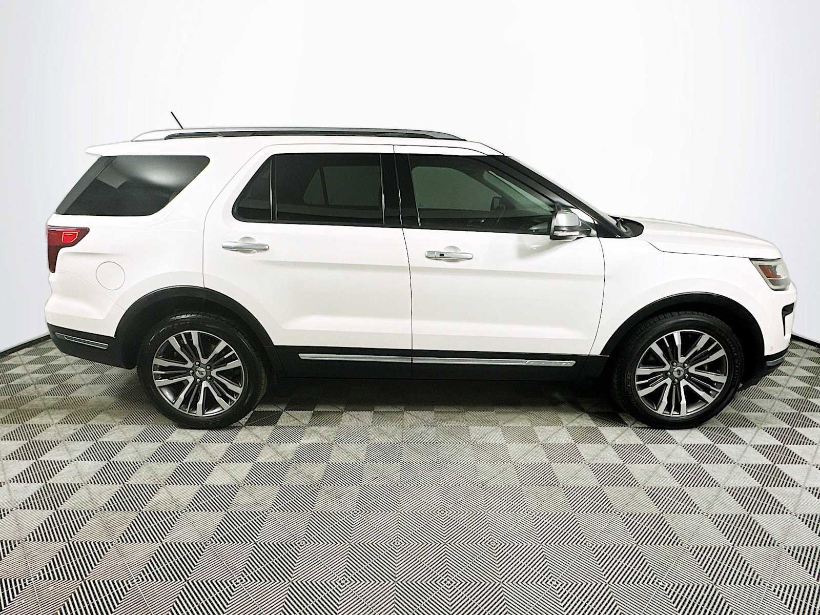 Used 2018 Ford Explorer Platinum AWD/4WD image 8