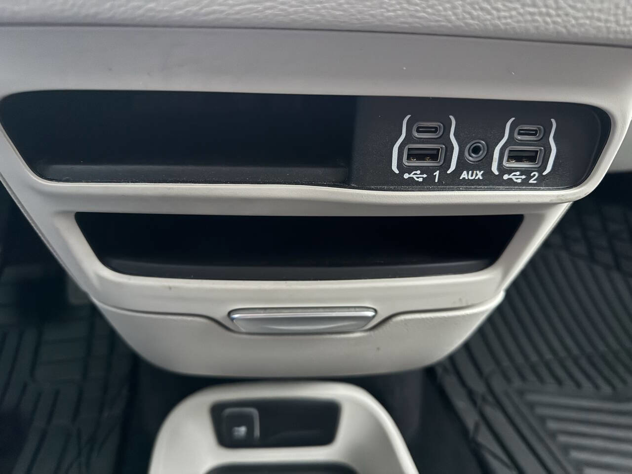 Used 2023 Chrysler Pacifica Touring-L image 22