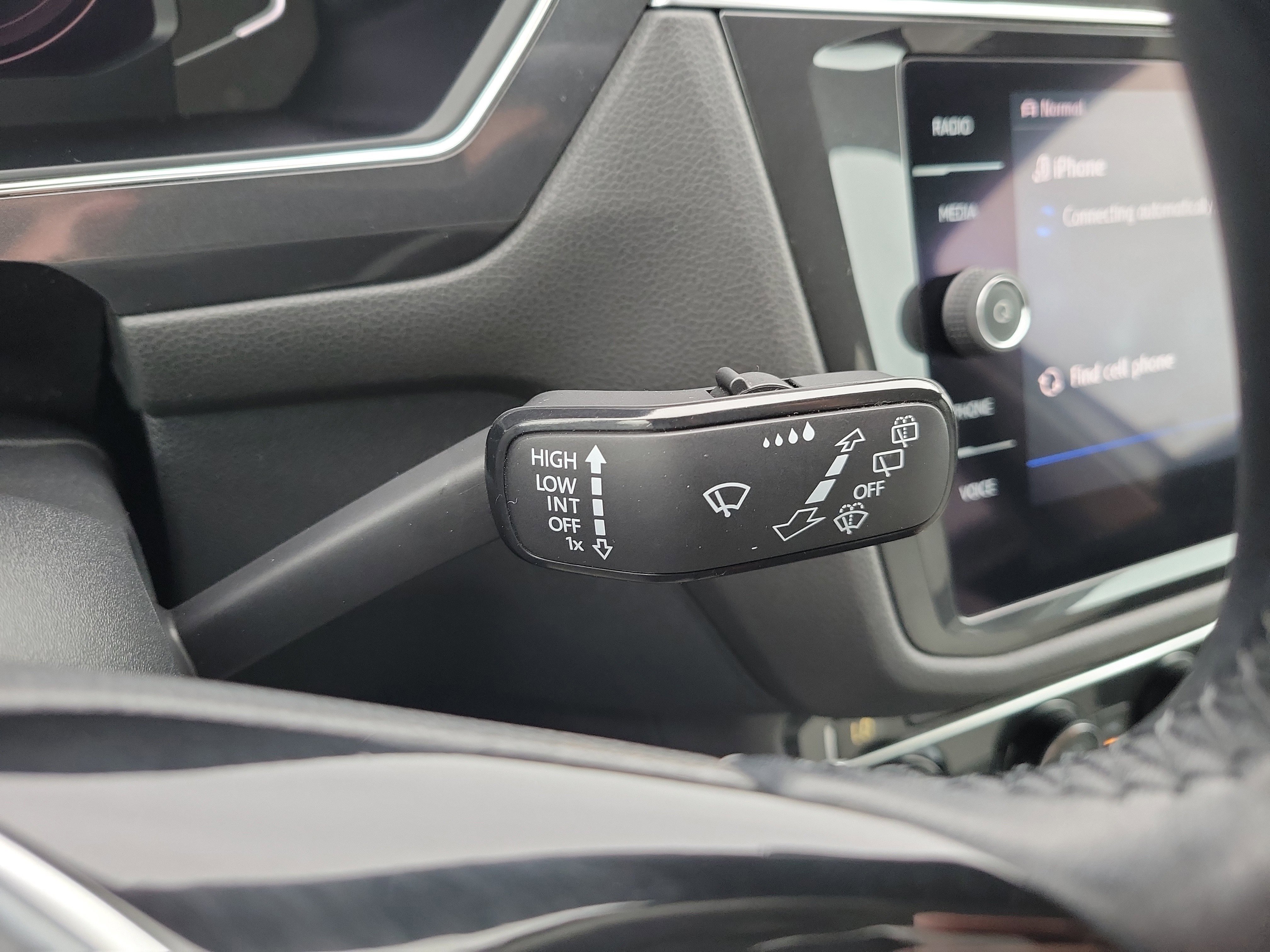 Used 2019 Volkswagen Tiguan SEL Premium image 32