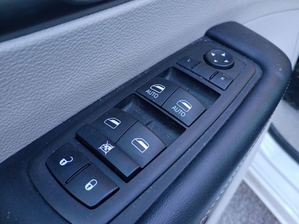 Used 2023 Chrysler Pacifica Touring-L image 11