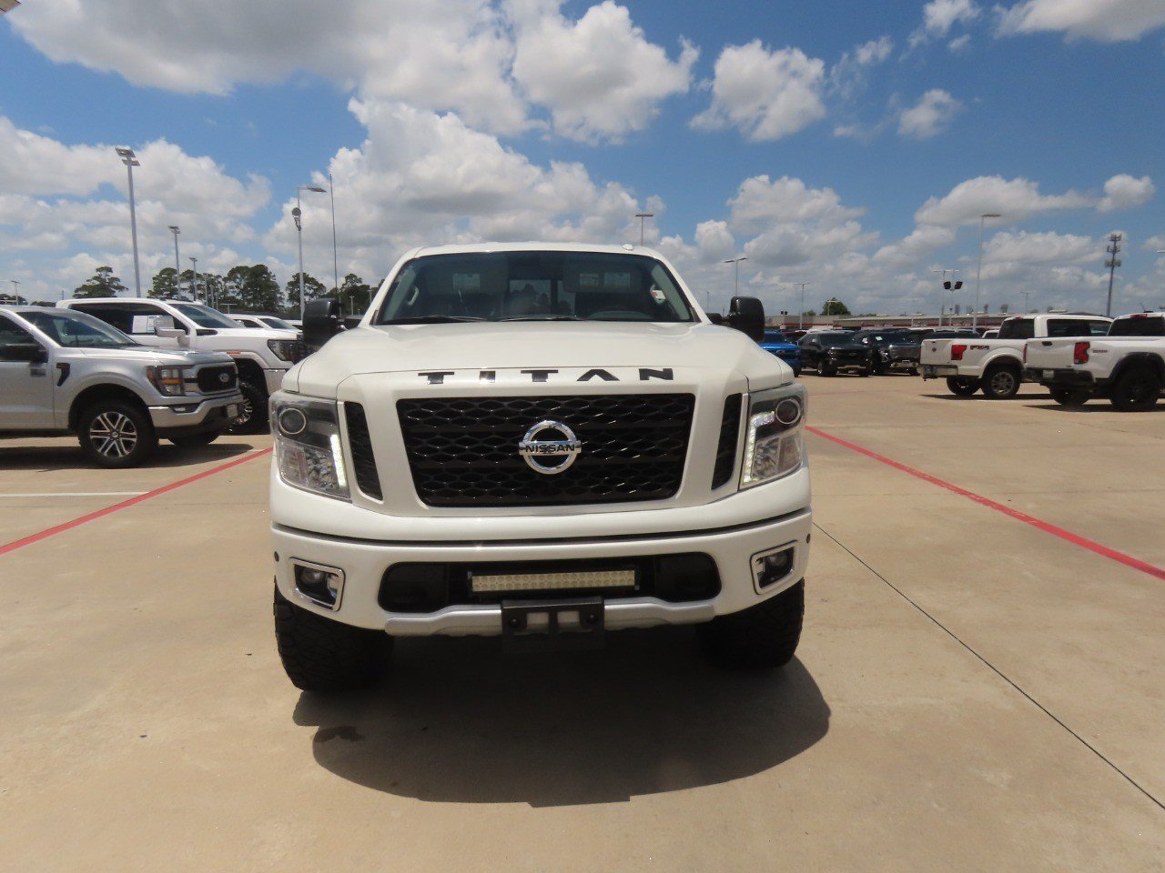 Used 2017 Nissan Titan PRO-4X w/ Pro-4x Convenience Package AWD/4WD image 5