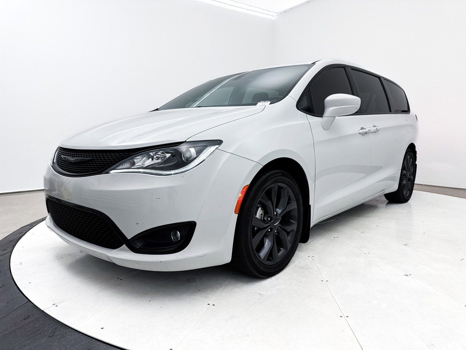 Used 2018 Chrysler Pacifica Touring Plus w/ S Appearance Package image 14