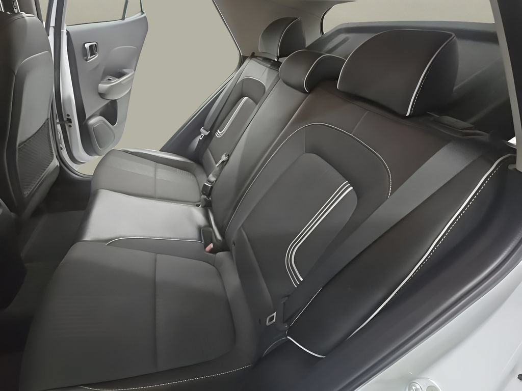 Used 2022 Hyundai Venue Limited FWD image 17