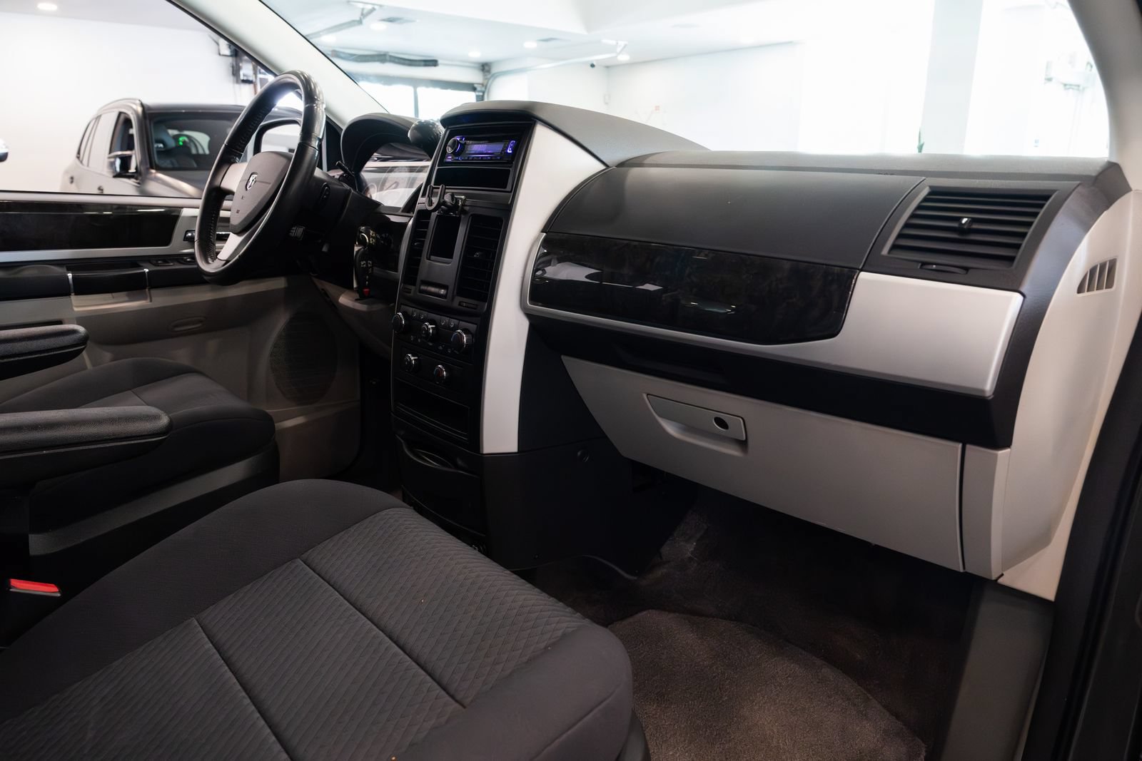 Used 2010 Dodge Grand Caravan SXT FWD image 27