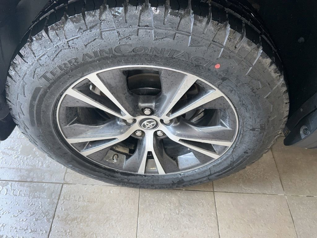 Used 2017 Toyota Highlander Plus AWD/4WD image 14