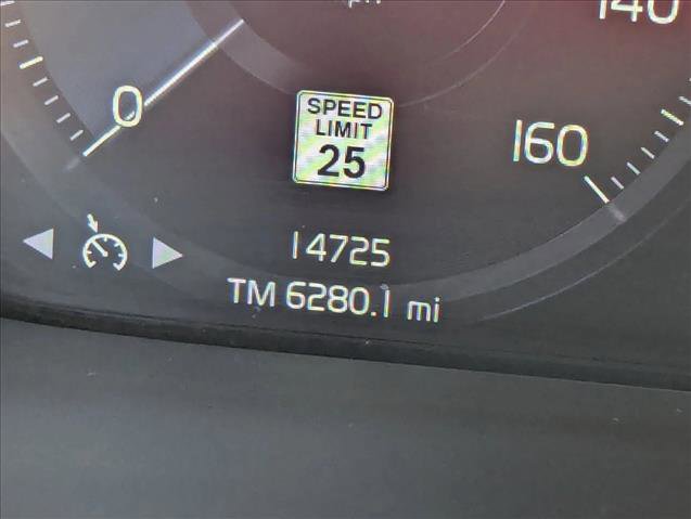 Used 2021 Volvo XC40 T5 R-Design image 11