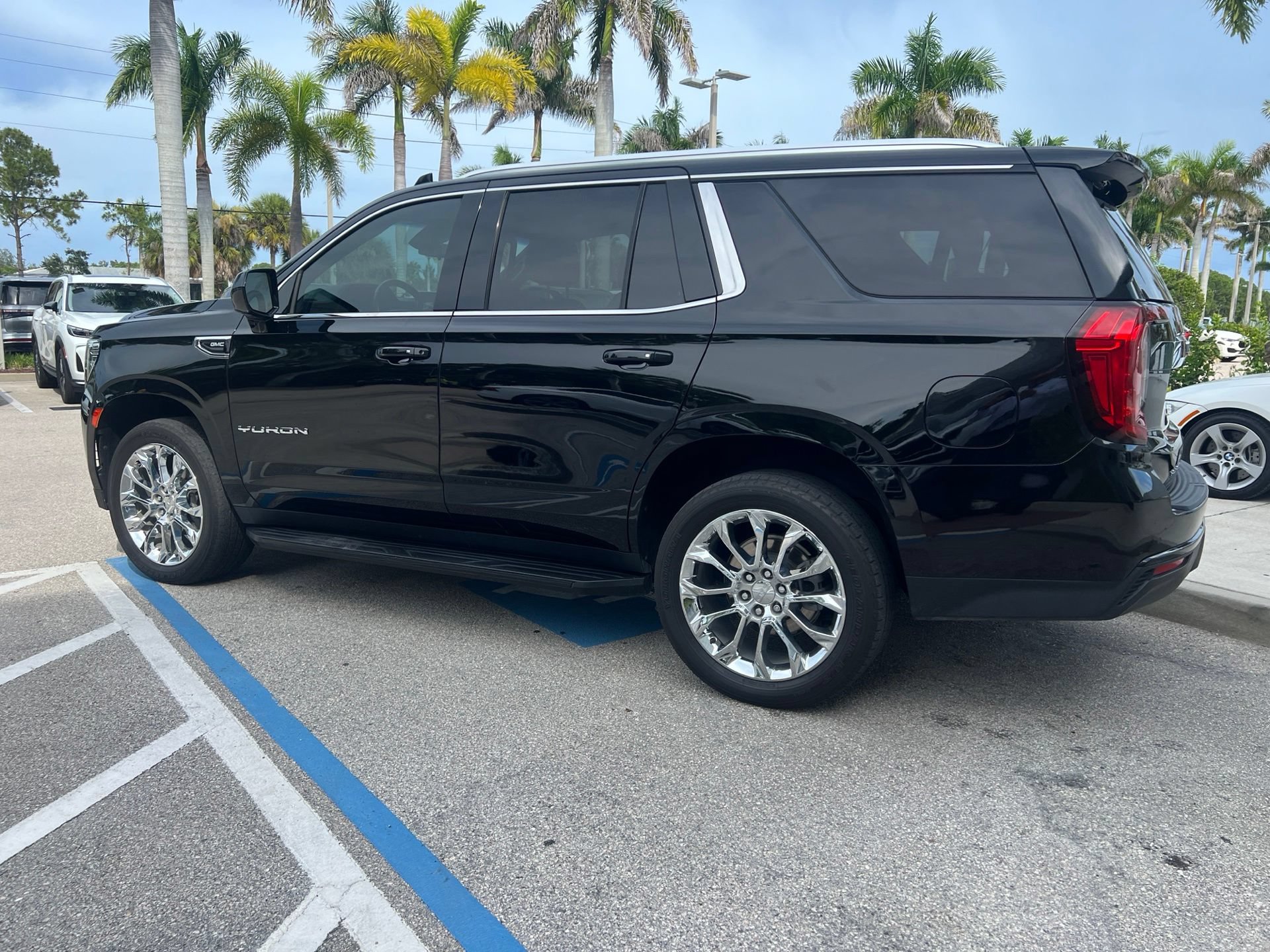 Used 2023 GMC Yukon SLE RWD image 6