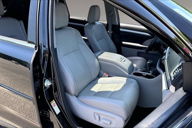 Used 2019 Toyota Highlander XLE FWD image 26