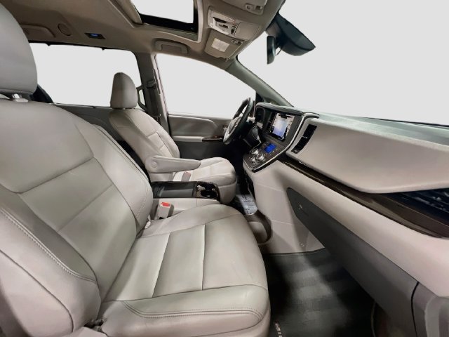 Used 2018 Toyota Sienna XLE w/ XLE Navigation Package FWD image 31