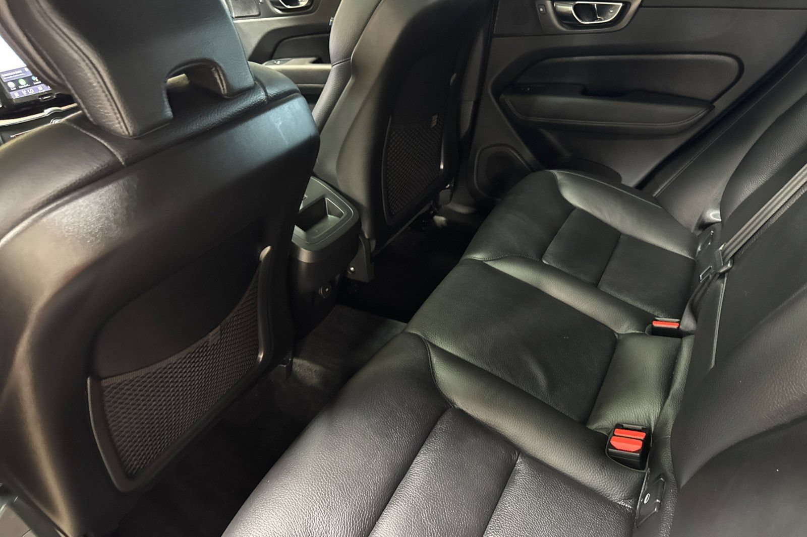 Used 2022 Volvo XC60 B5 Momentum w/ Advanced Package AWD/4WD image 4