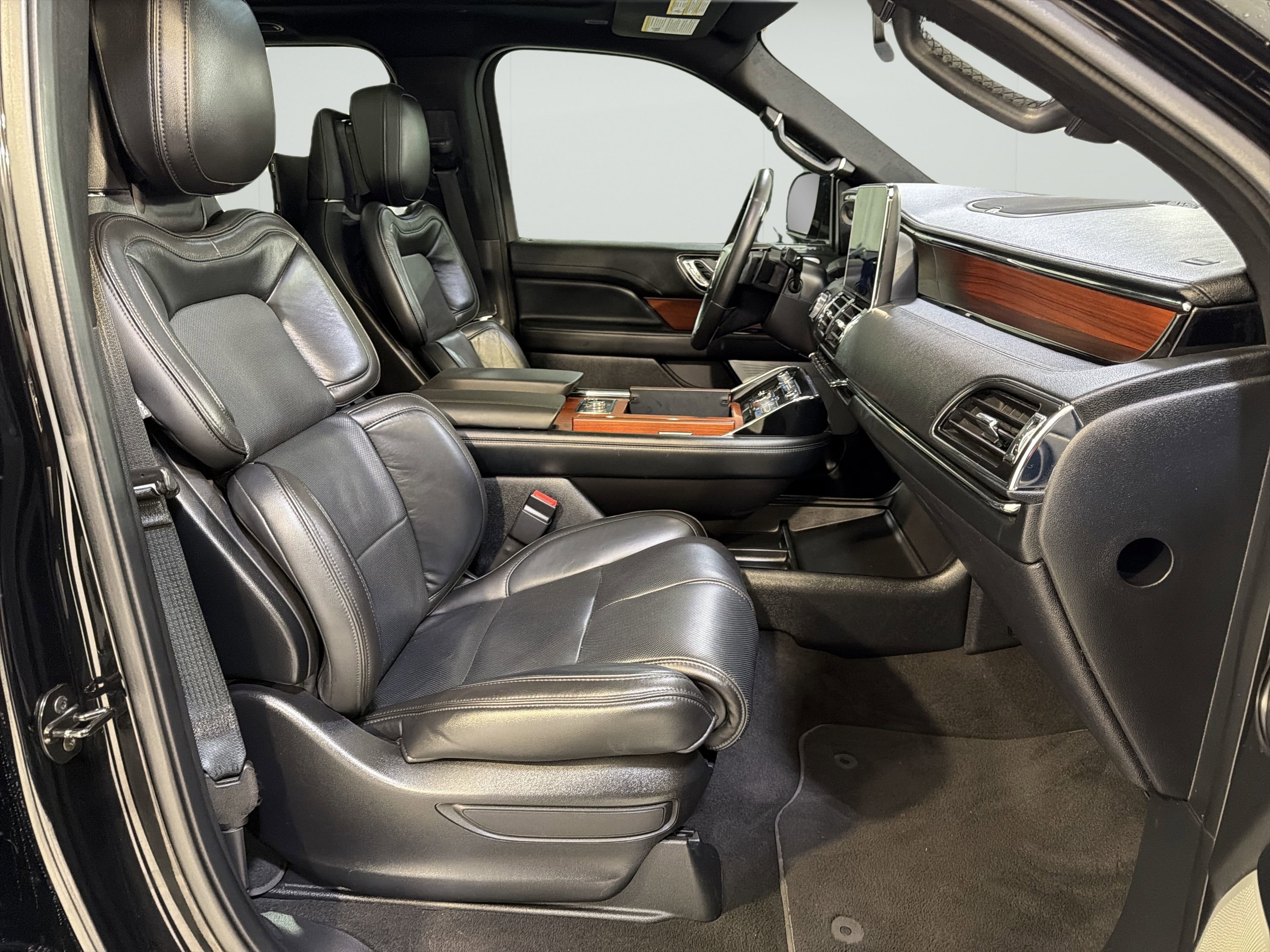 Used 2018 Lincoln Navigator L Reserve w/ Technology Package AWD/4WD image 30