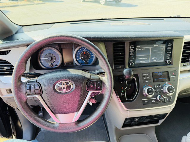 Used 2020 Toyota Sienna L FWD image 11