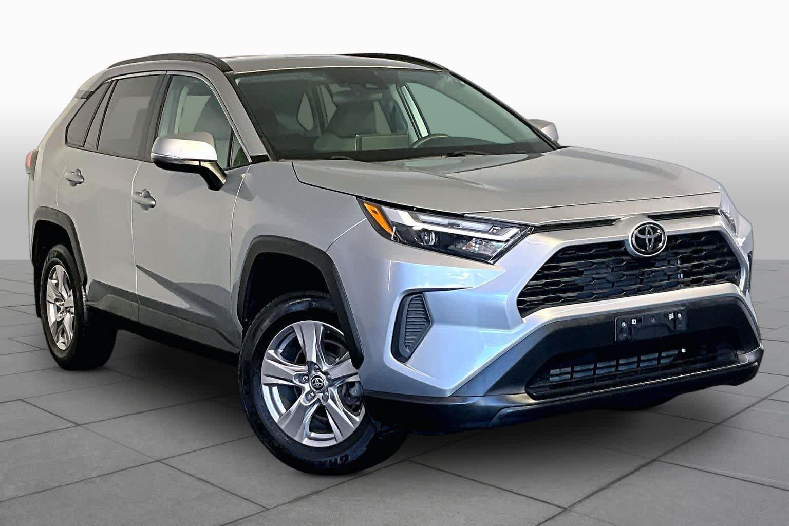 Used 2022 Toyota RAV4 XLE w/ Convenience Package AWD/4WD image 3