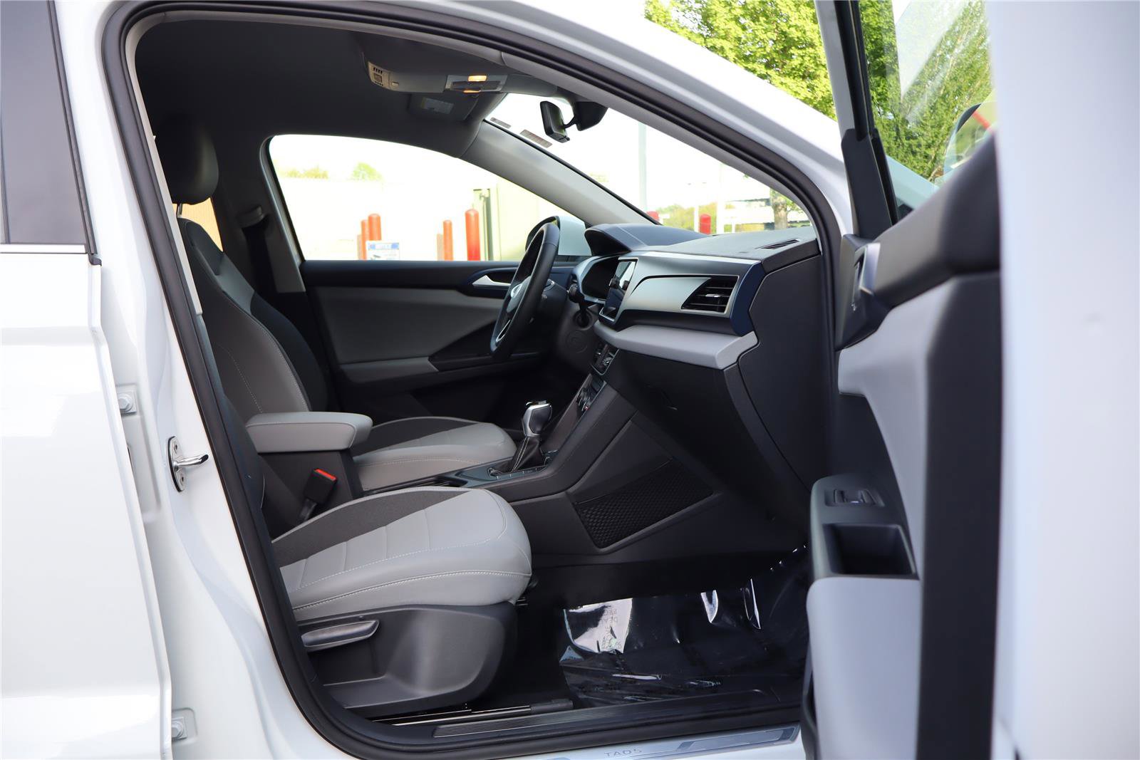Certified 2022 Volkswagen Taos SE image 25