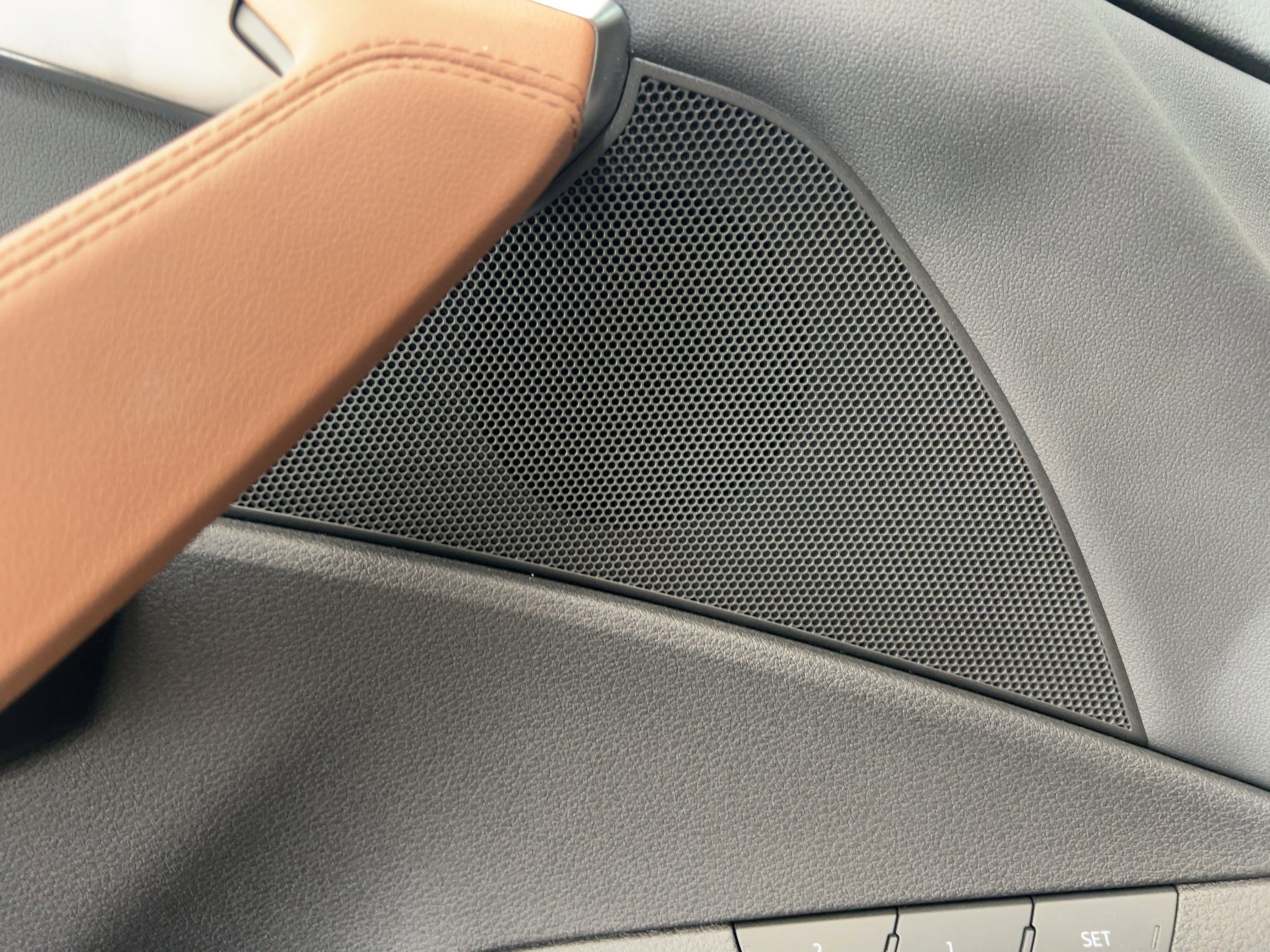 Used 2022 Audi e-tron Premium Plus w/ Premium Plus Package image 30