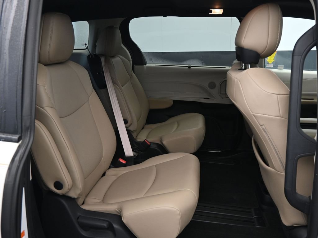 Used 2021 Toyota Sienna XLE image 17