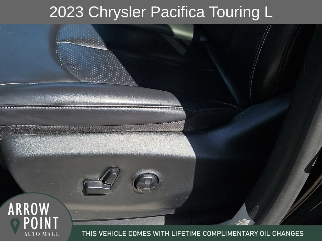 Used 2023 Chrysler Pacifica Touring-L FWD image 23