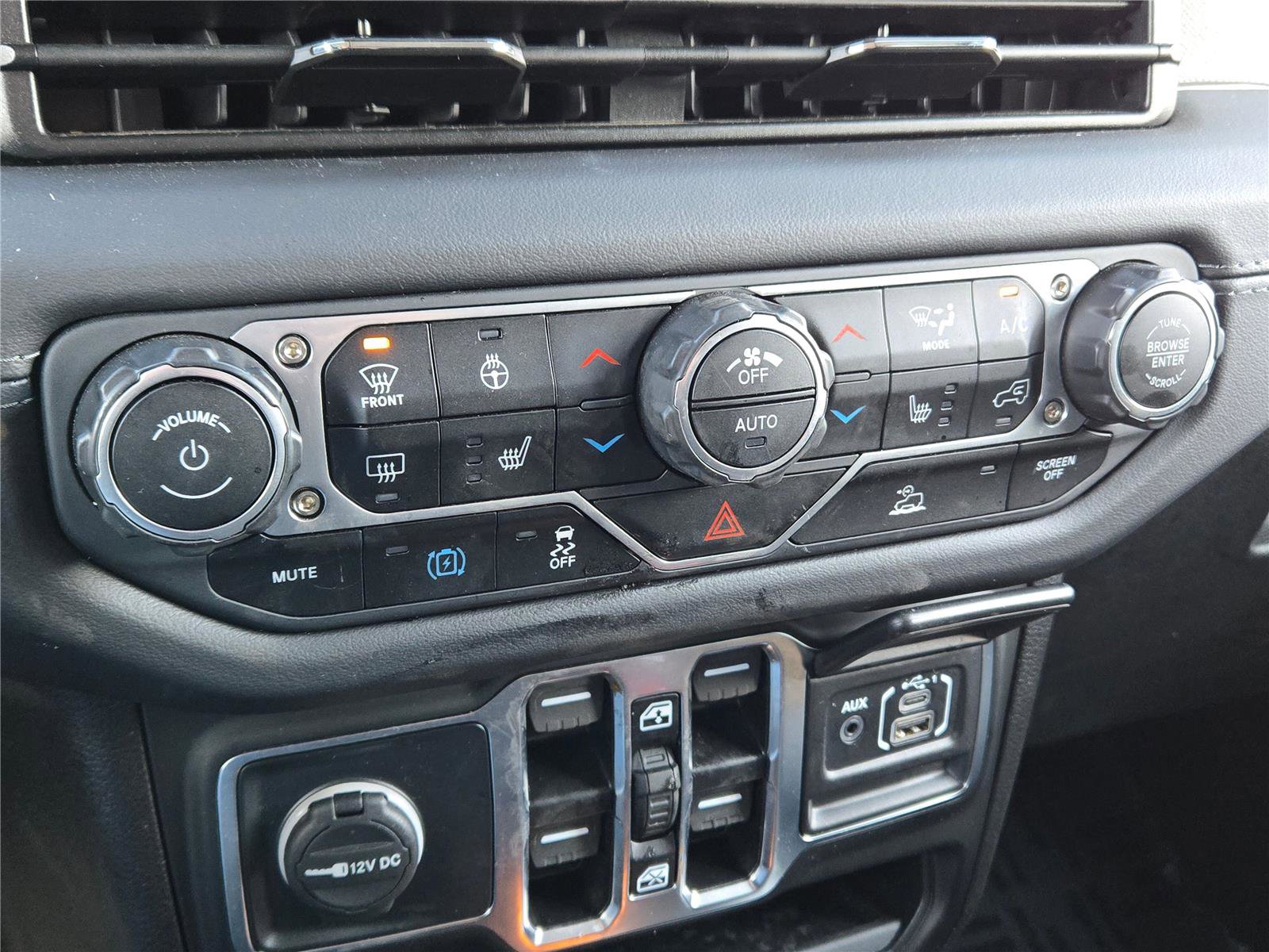 Used 2025 Jeep Wrangler Sahara AWD/4WD image 24
