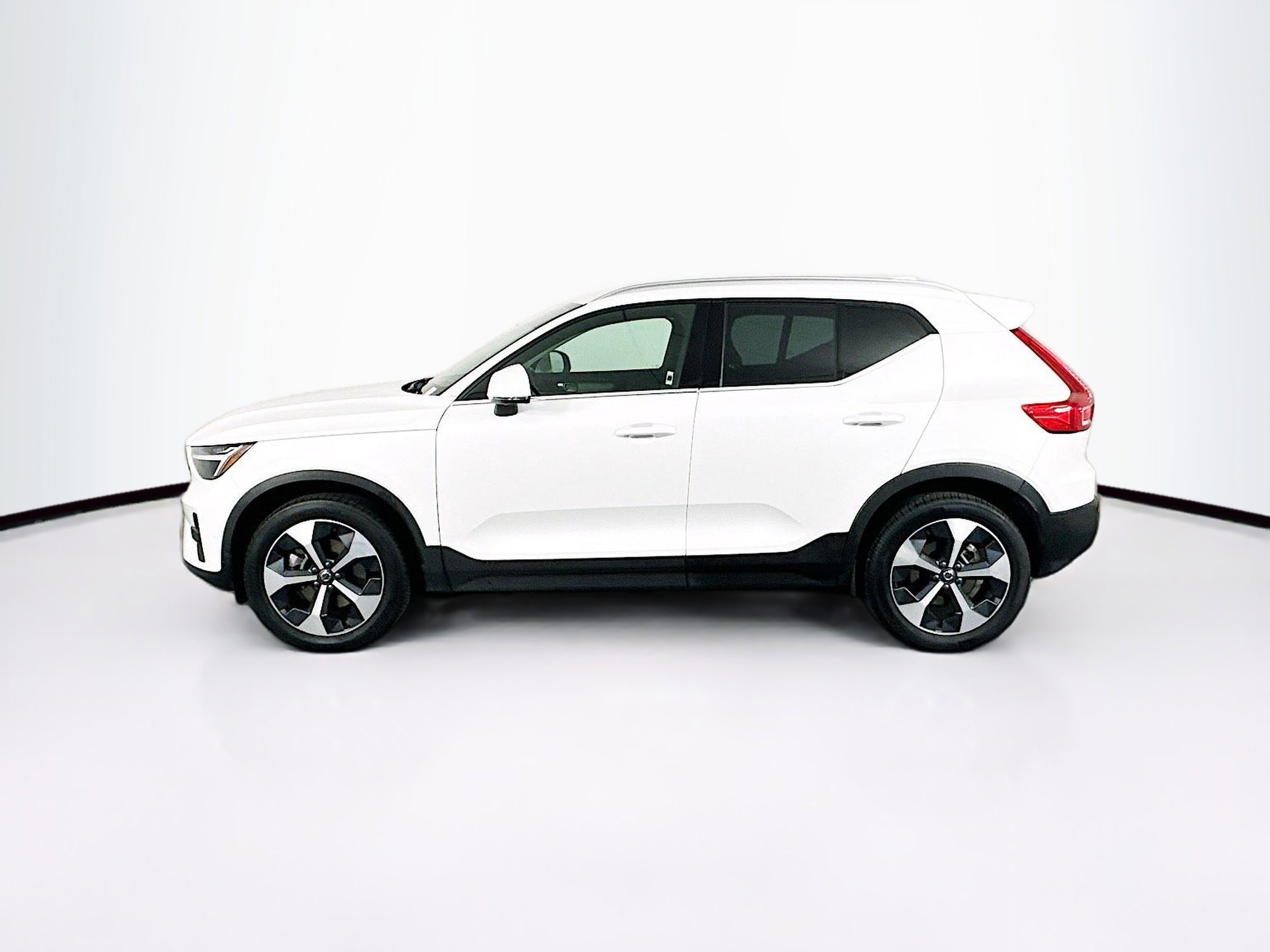 Used 2025 Volvo XC40 B5 Plus AWD/4WD image 4